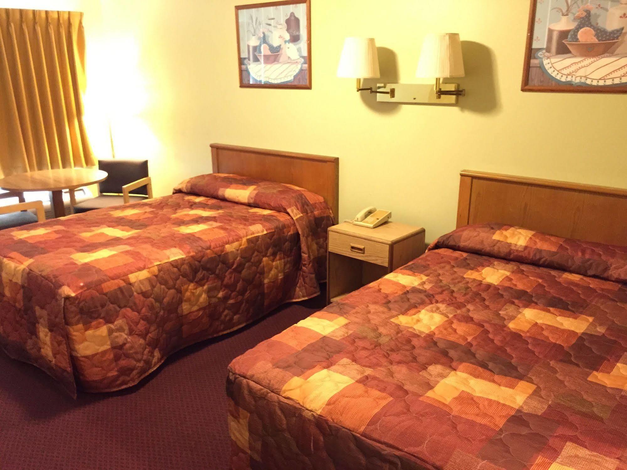 Sebring Inn Bagian luar foto