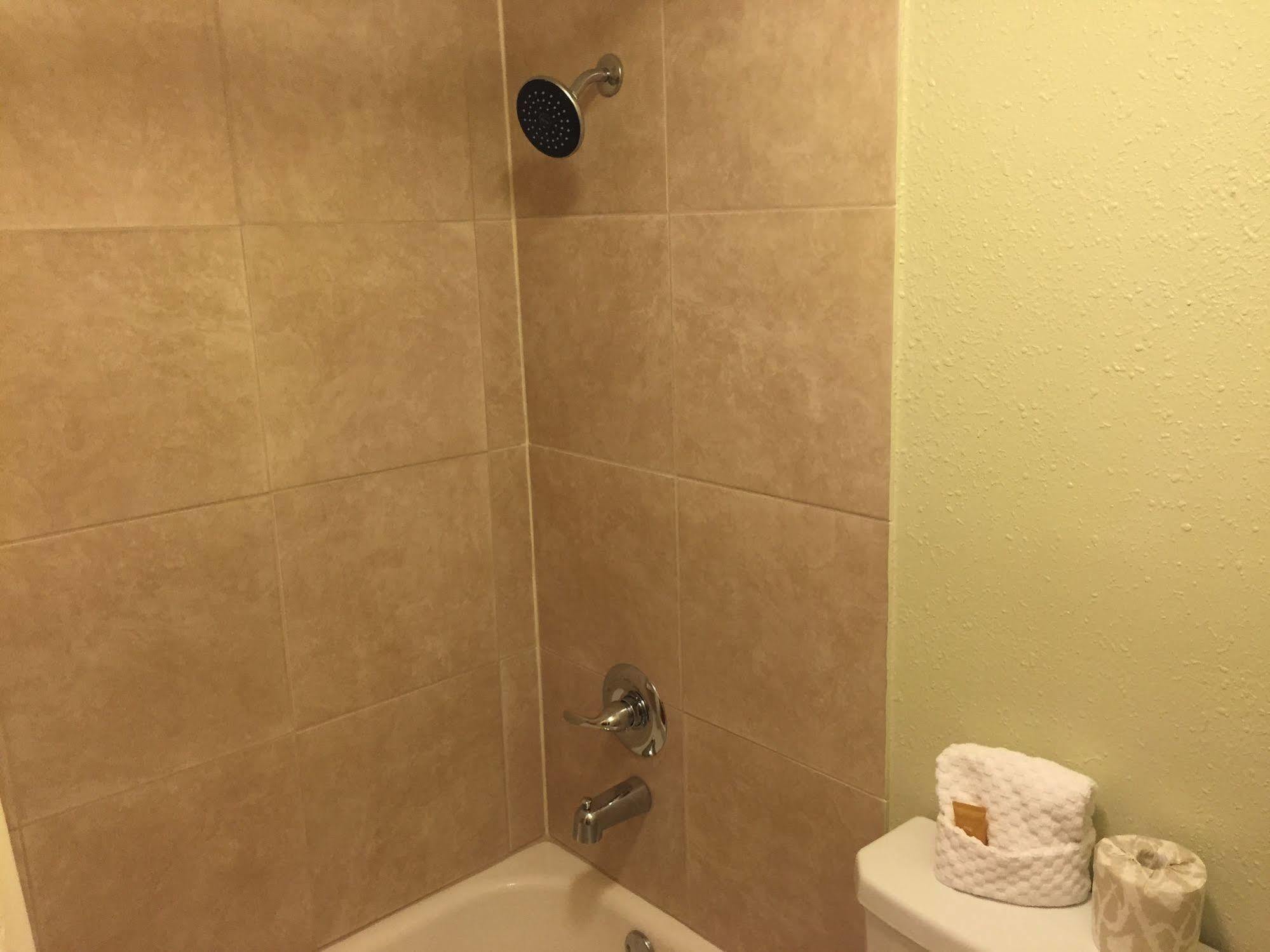 Sebring Inn Bagian luar foto