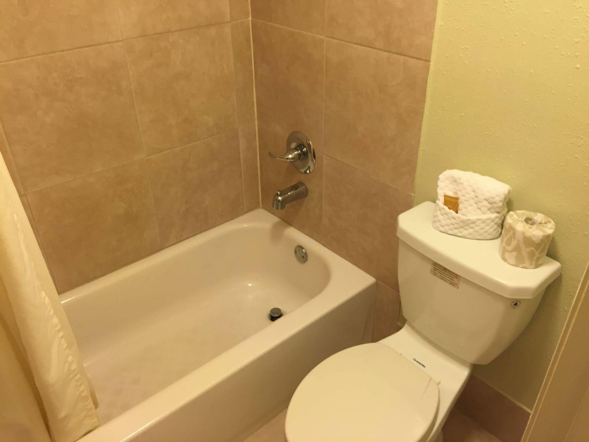 Sebring Inn Bagian luar foto