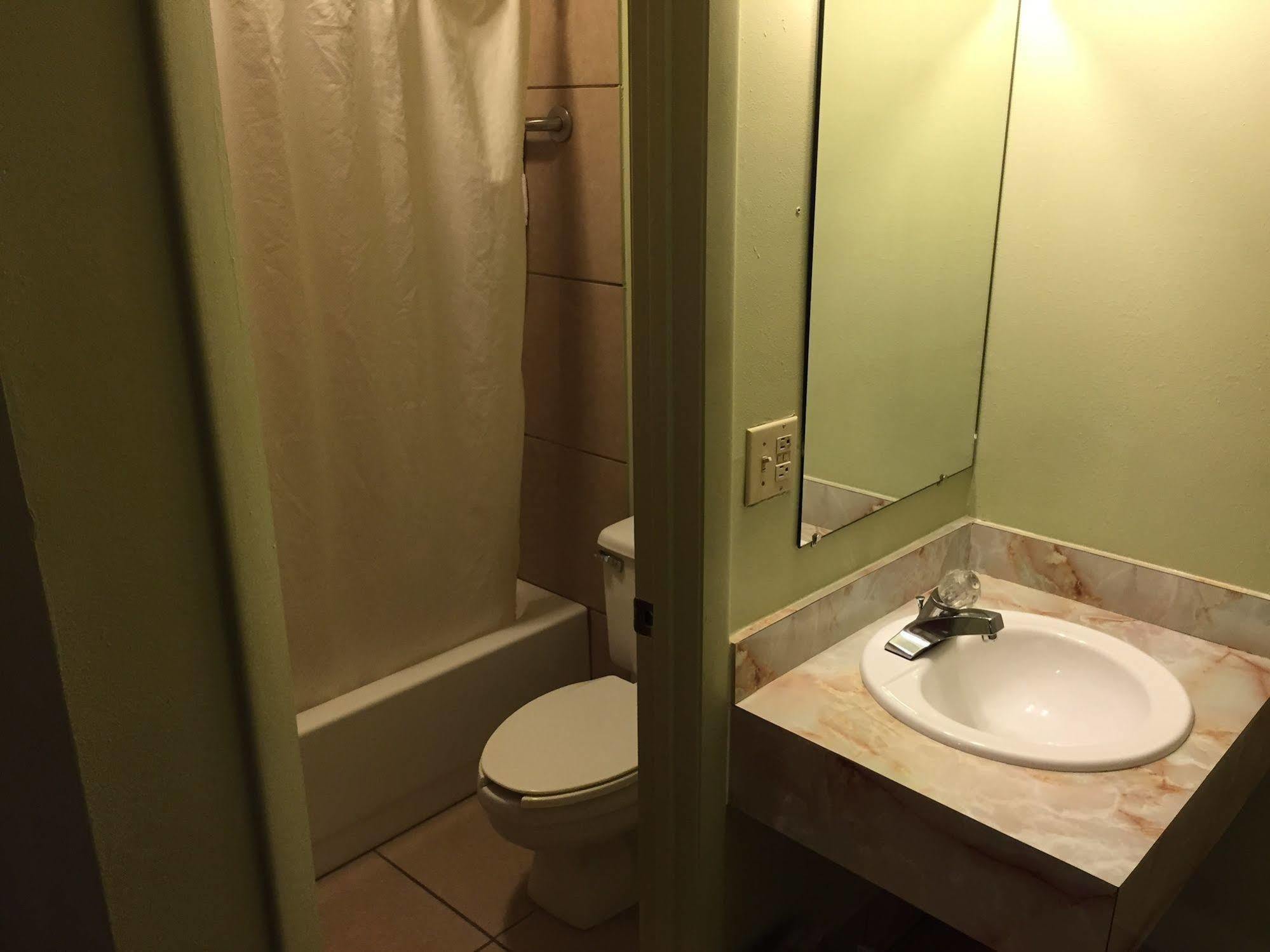 Sebring Inn Bagian luar foto