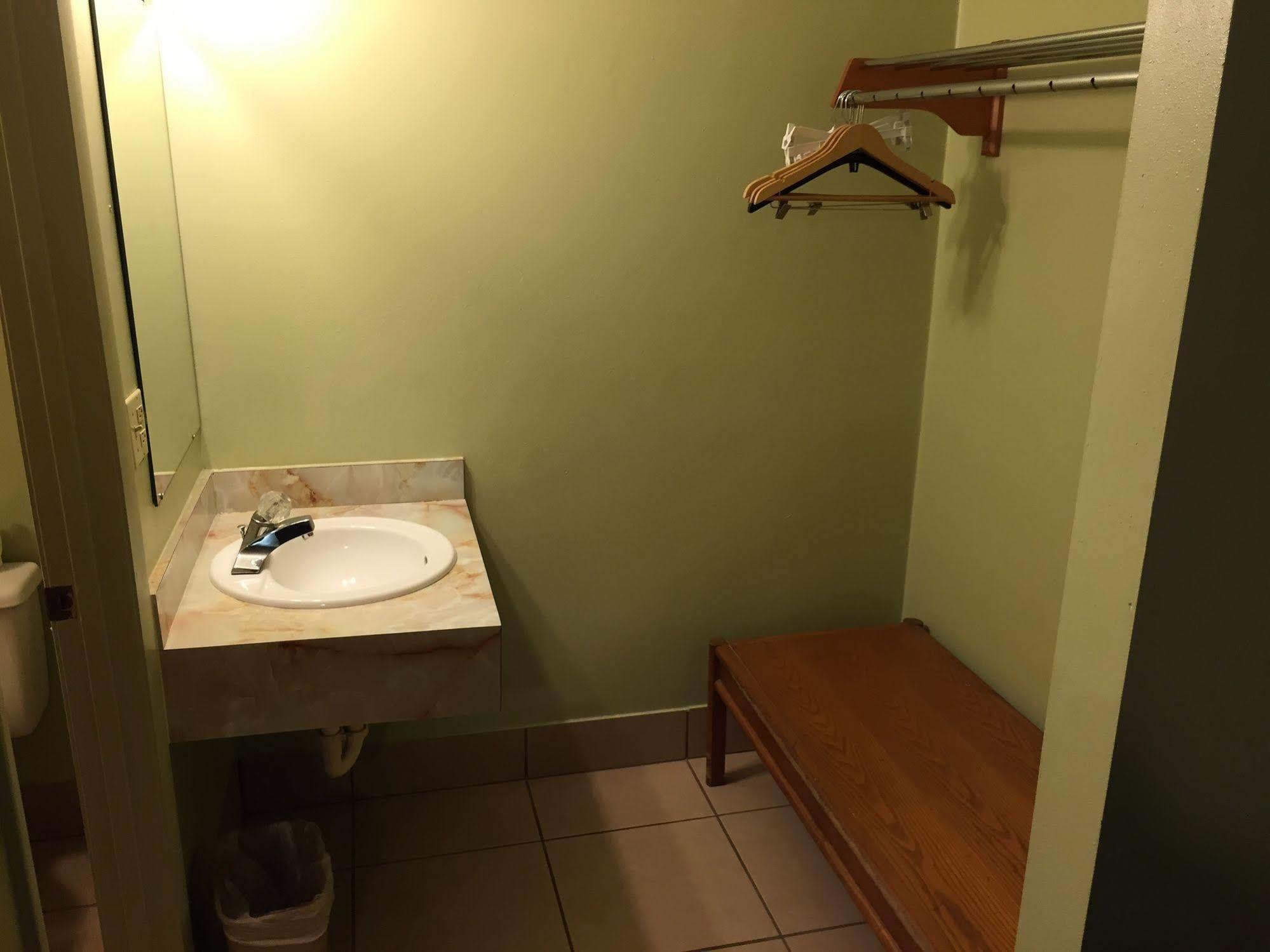 Sebring Inn Bagian luar foto
