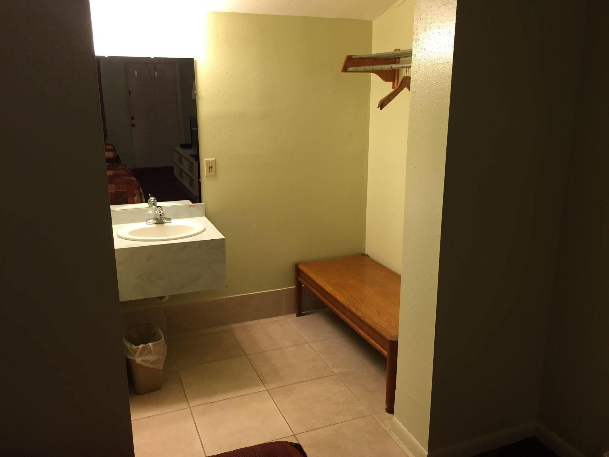 Sebring Inn Bagian luar foto