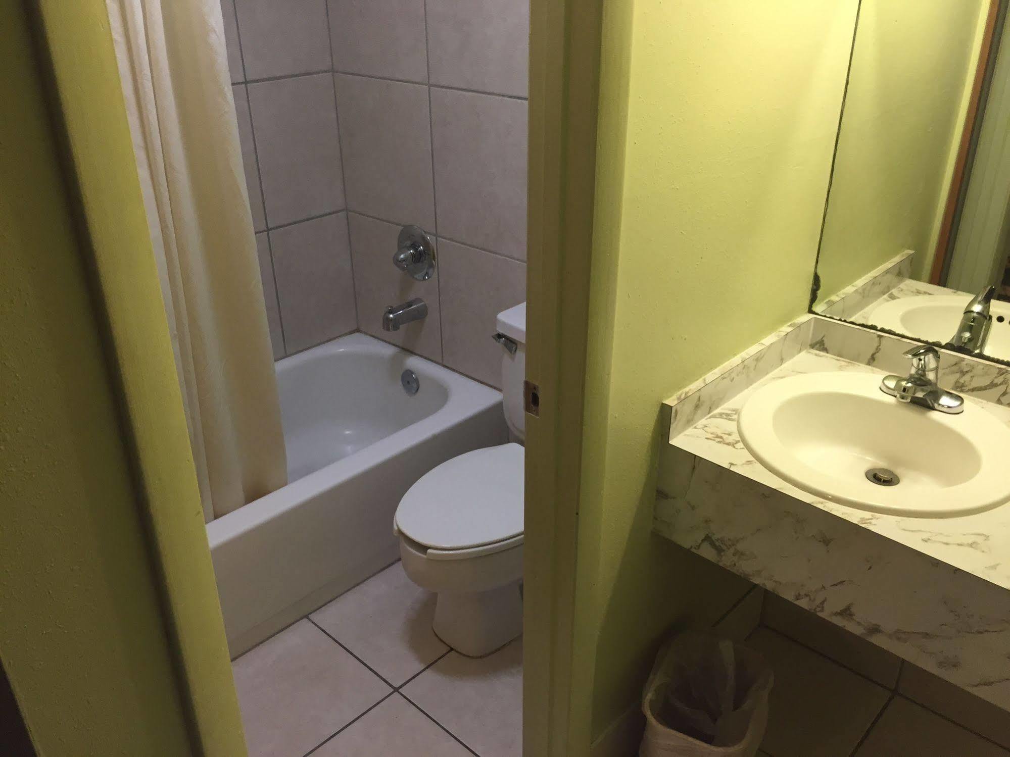 Sebring Inn Bagian luar foto