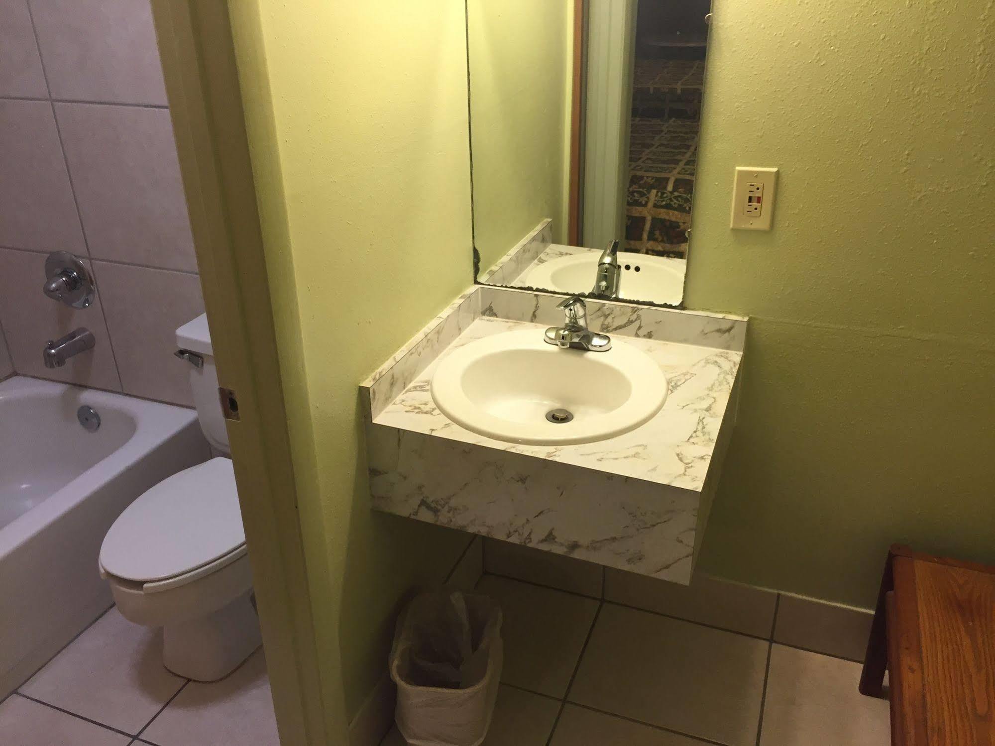 Sebring Inn Bagian luar foto