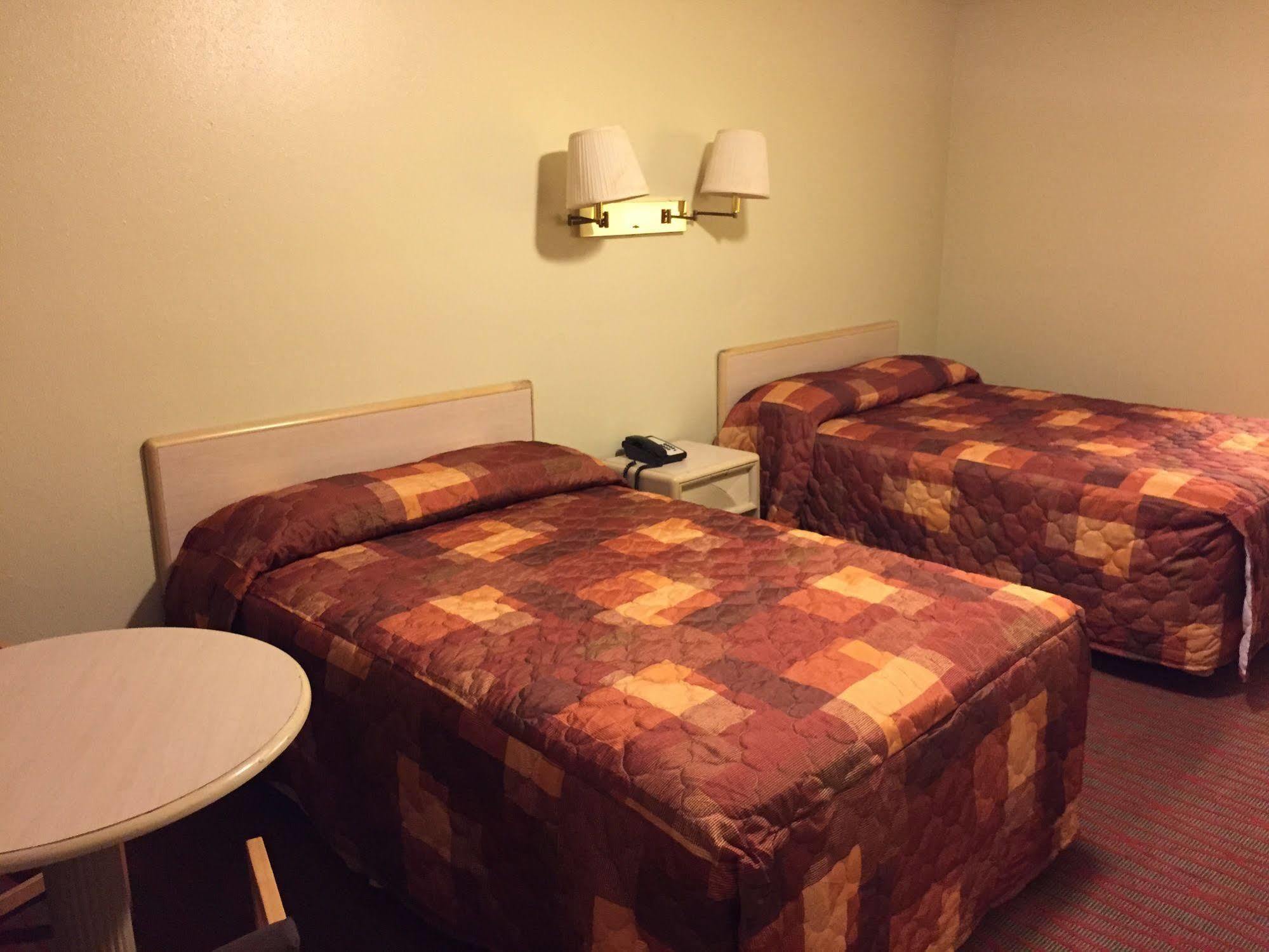 Sebring Inn Bagian luar foto