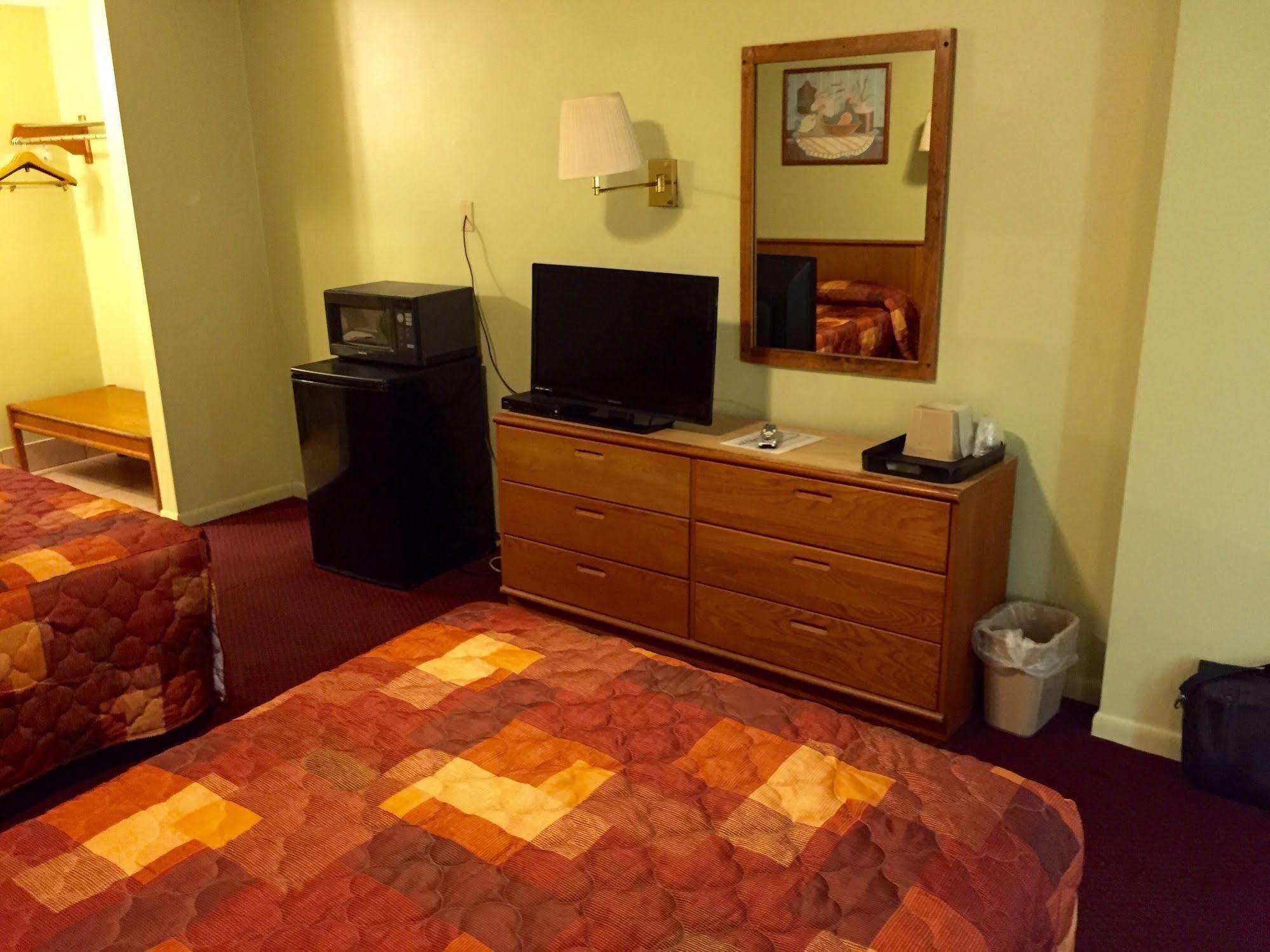 Sebring Inn Bagian luar foto