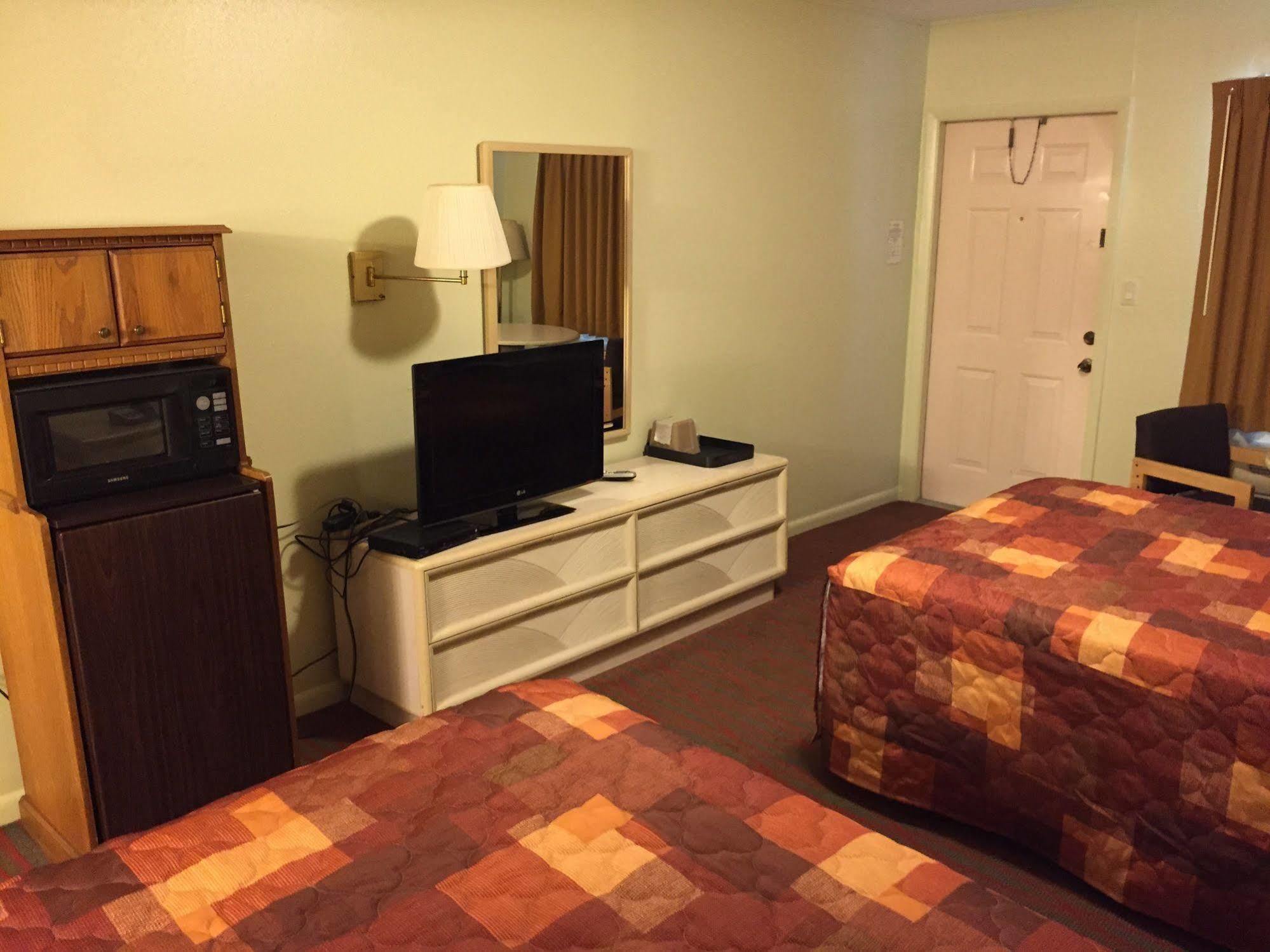 Sebring Inn Bagian luar foto
