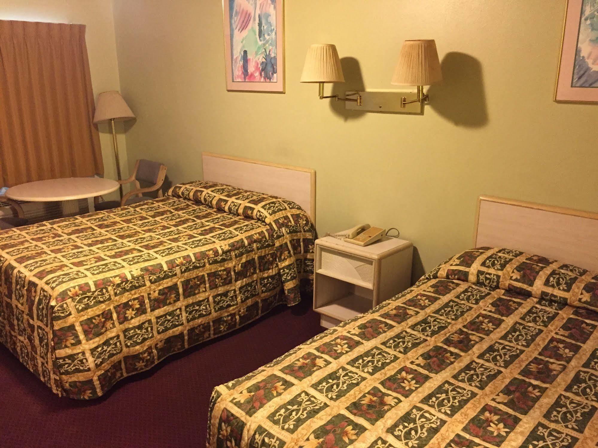 Sebring Inn Bagian luar foto