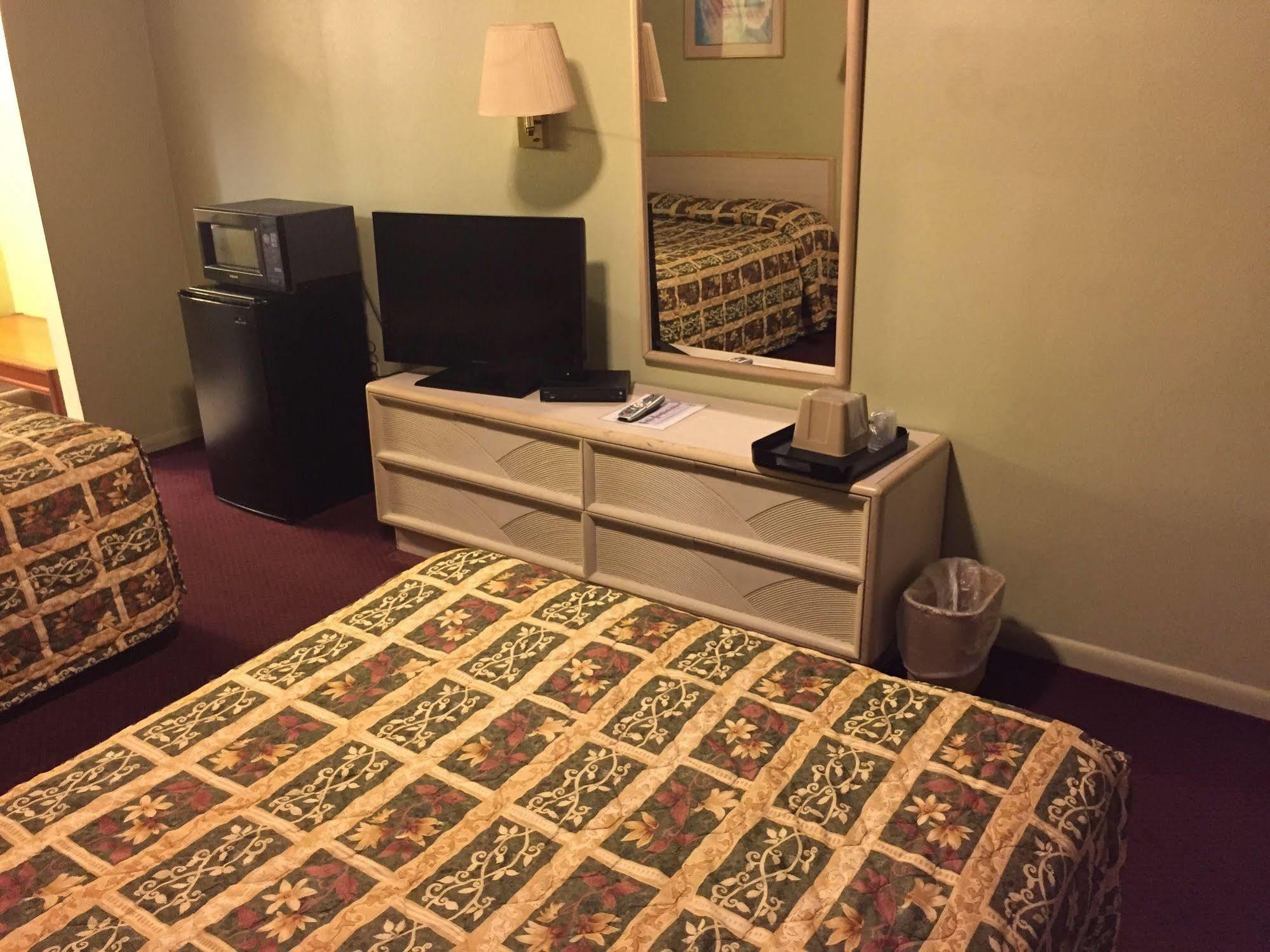 Sebring Inn Bagian luar foto
