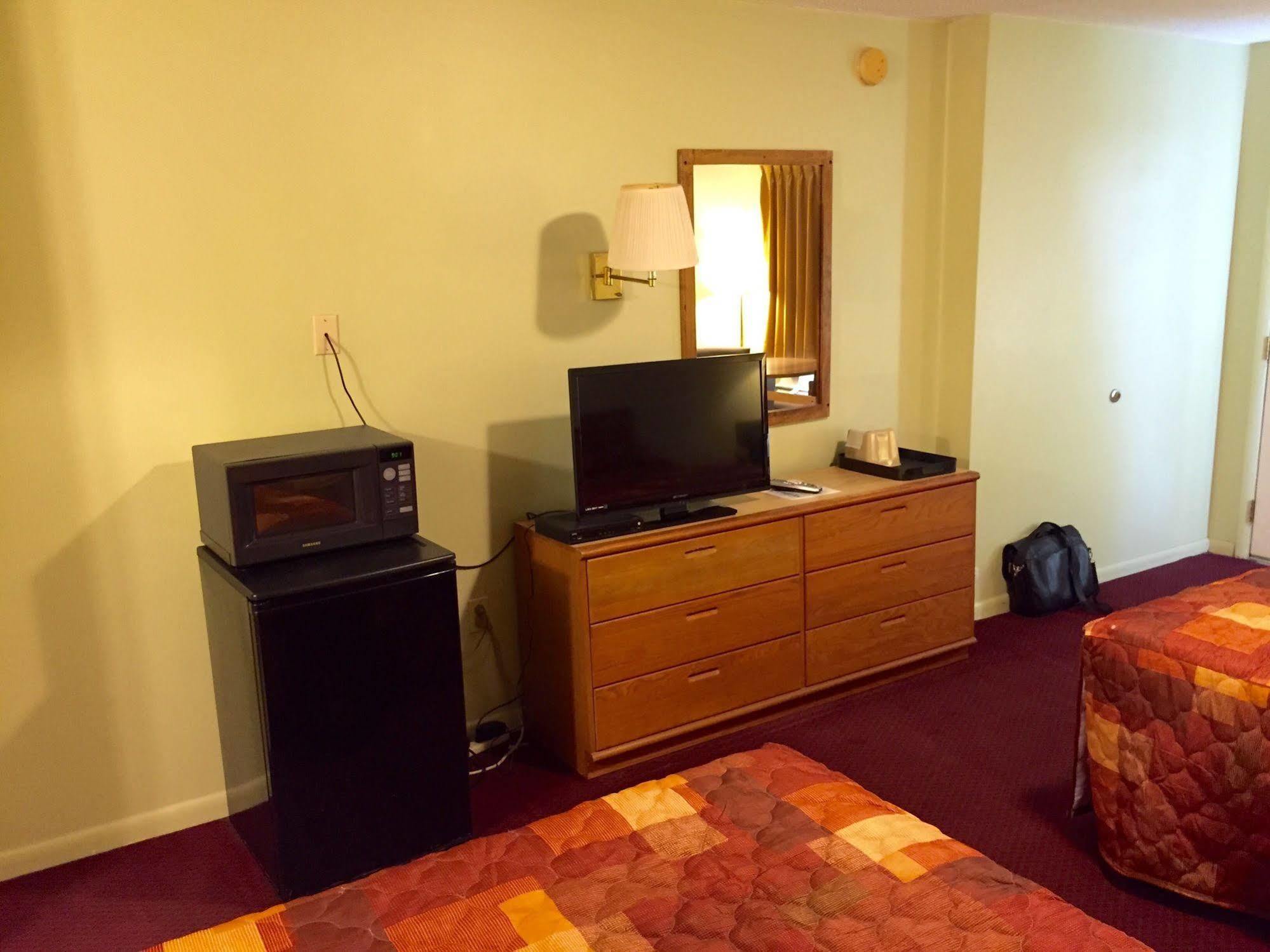 Sebring Inn Bagian luar foto