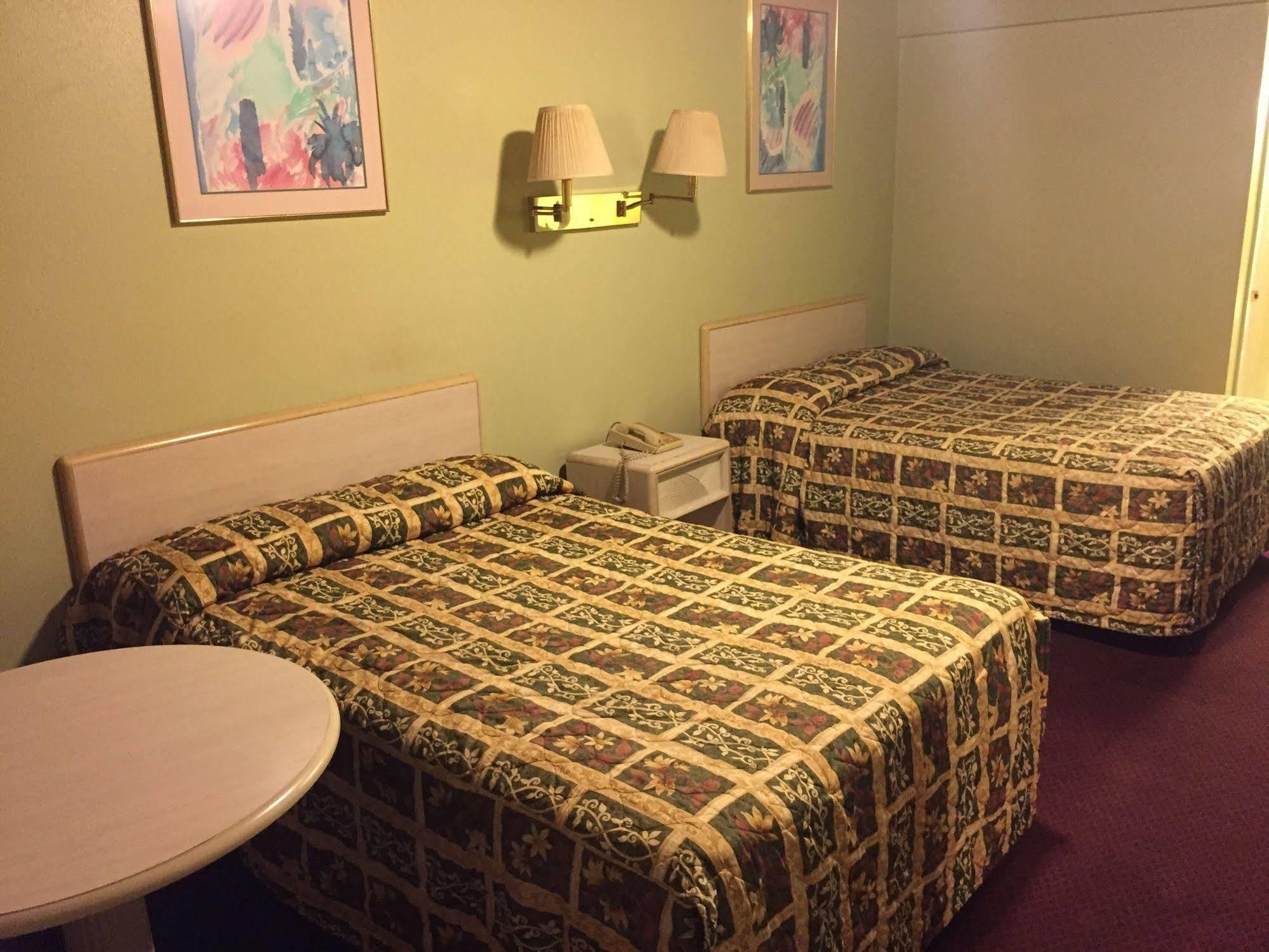 Sebring Inn Bagian luar foto