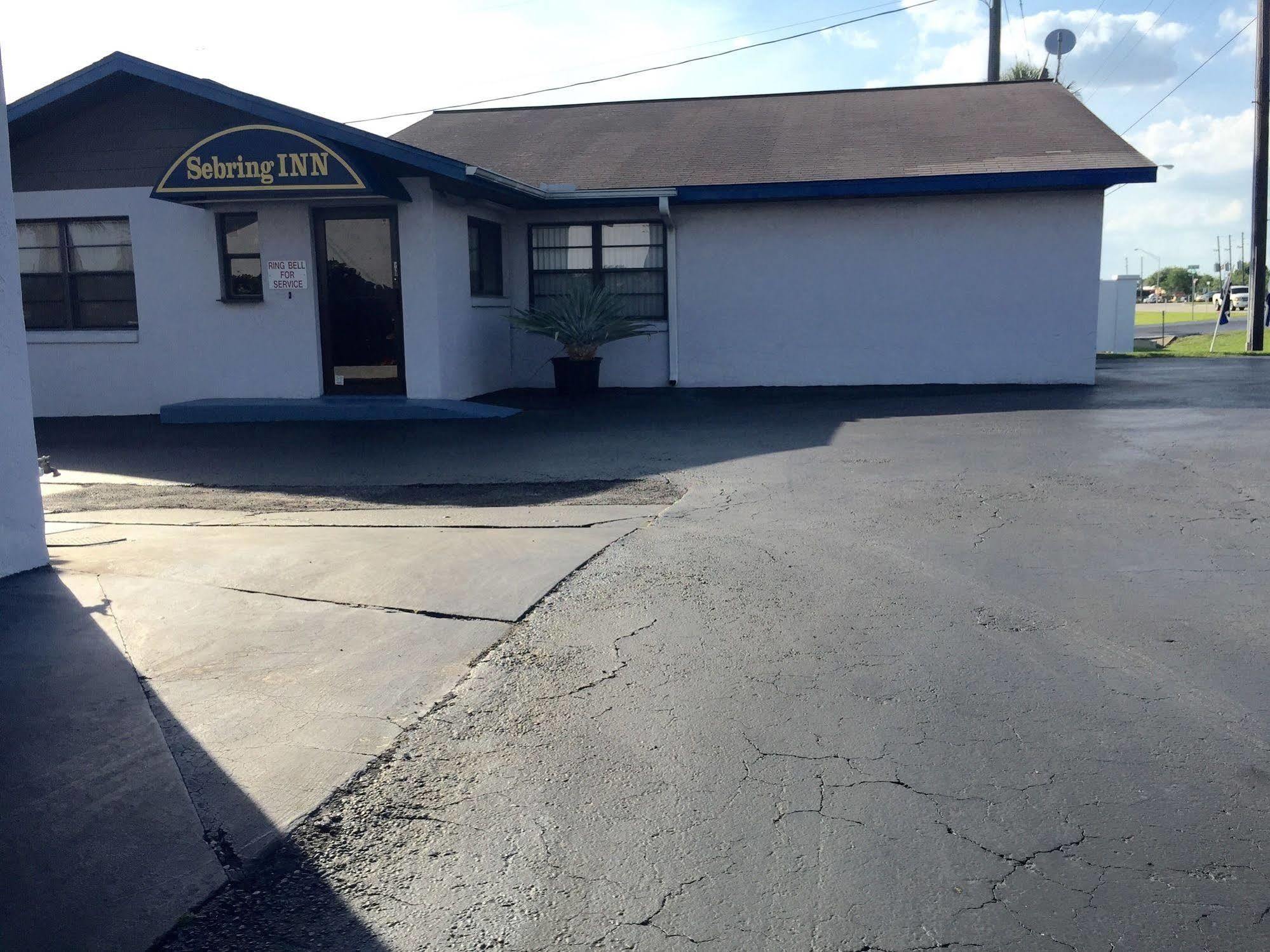 Sebring Inn Bagian luar foto