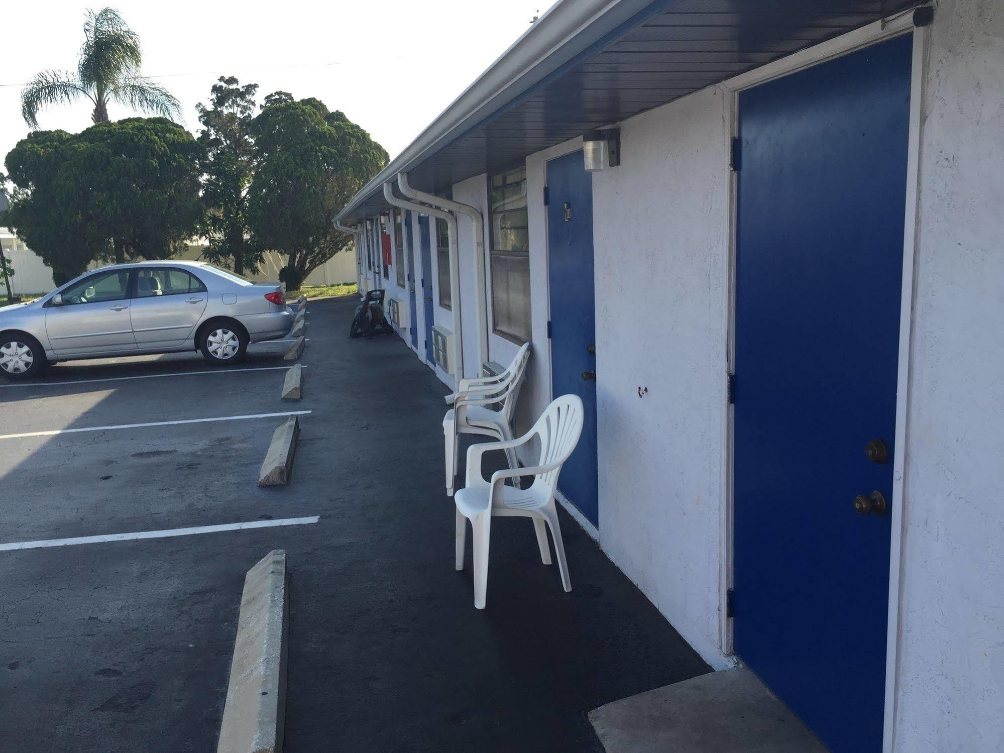 Sebring Inn Bagian luar foto