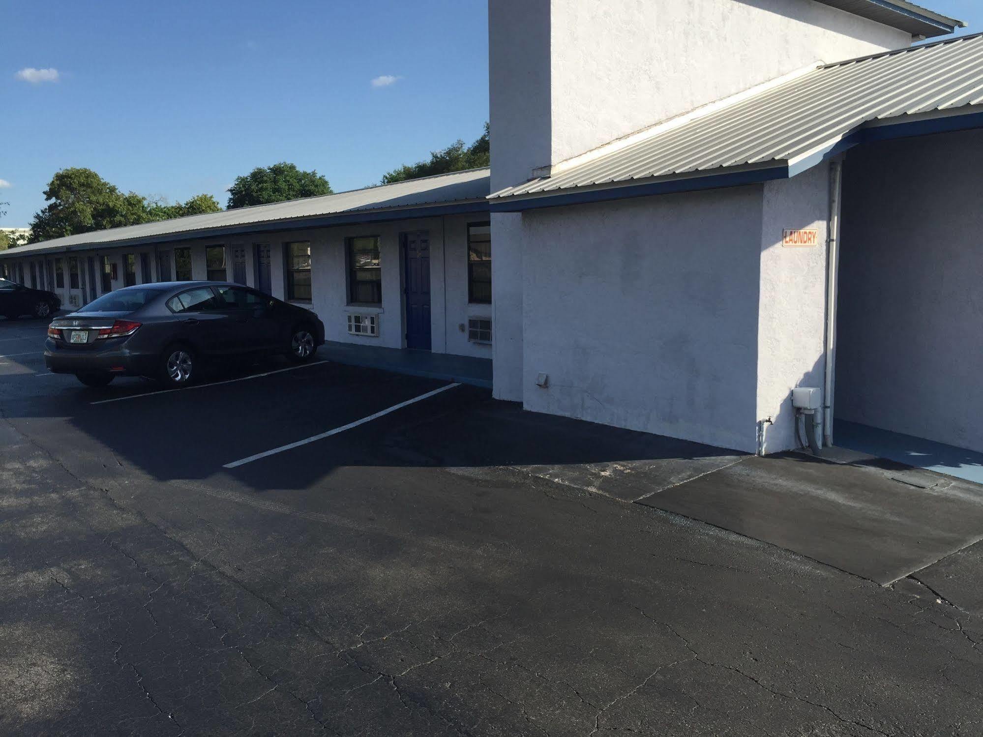 Sebring Inn Bagian luar foto